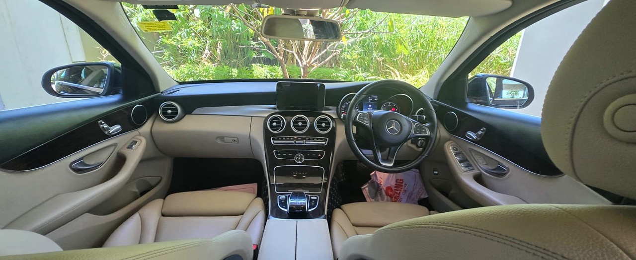 Mercedes-Benz C220d interior