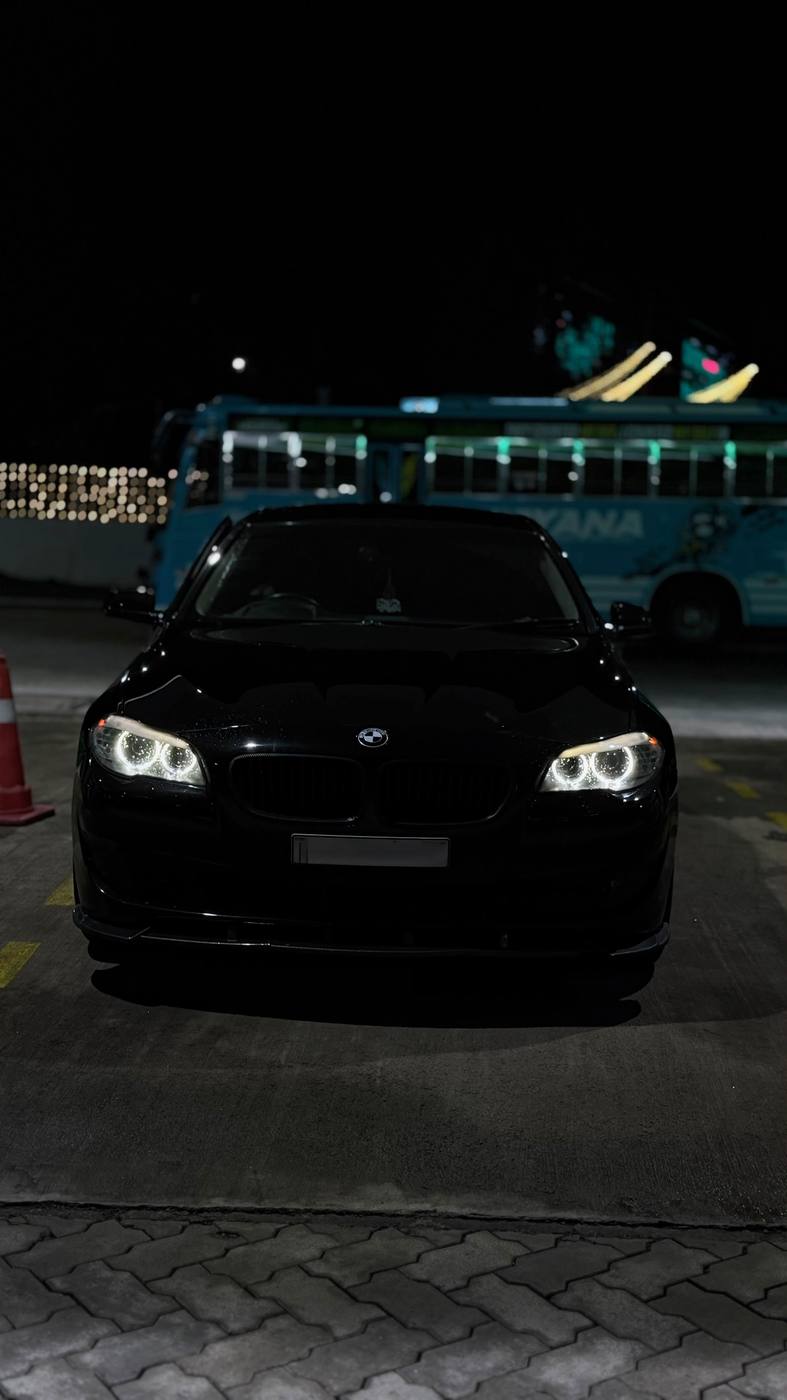 BMW 520d front view with angel-eye headlights
