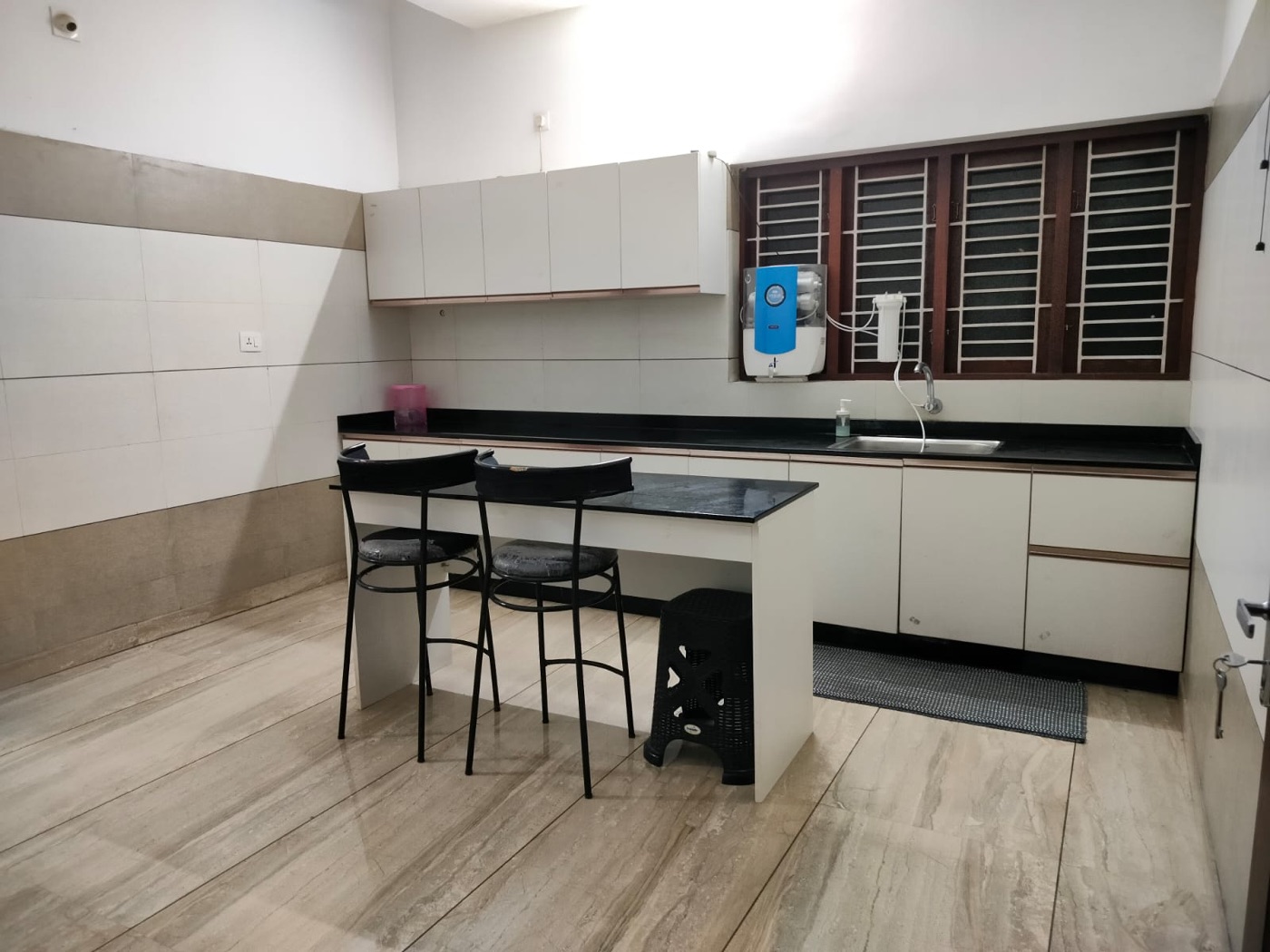 Kitchen with breakfast counter