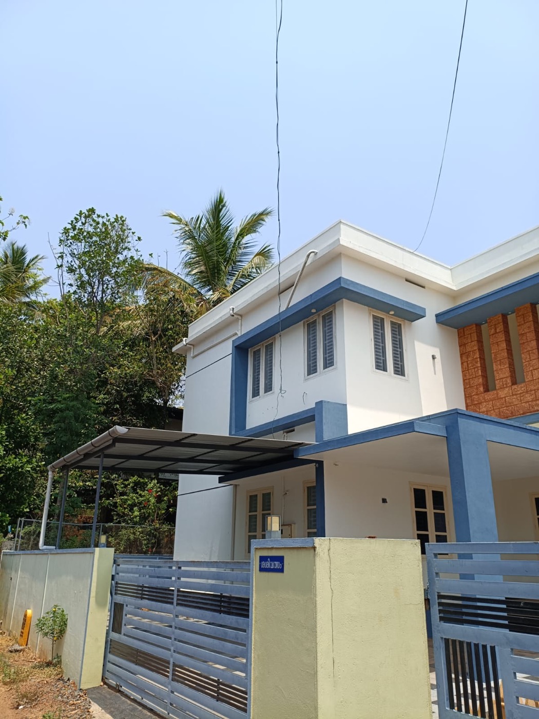Side view with car porch